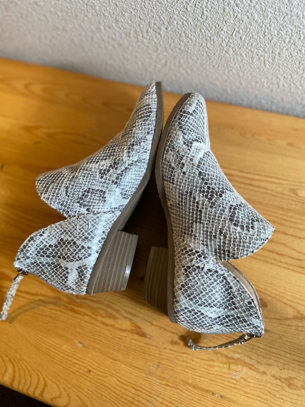 Reaction Kenneth Cole~Textured~Snakeskin~Faux Leather~Block Heel~Bootie~Size 6 - Picture 7 of 15